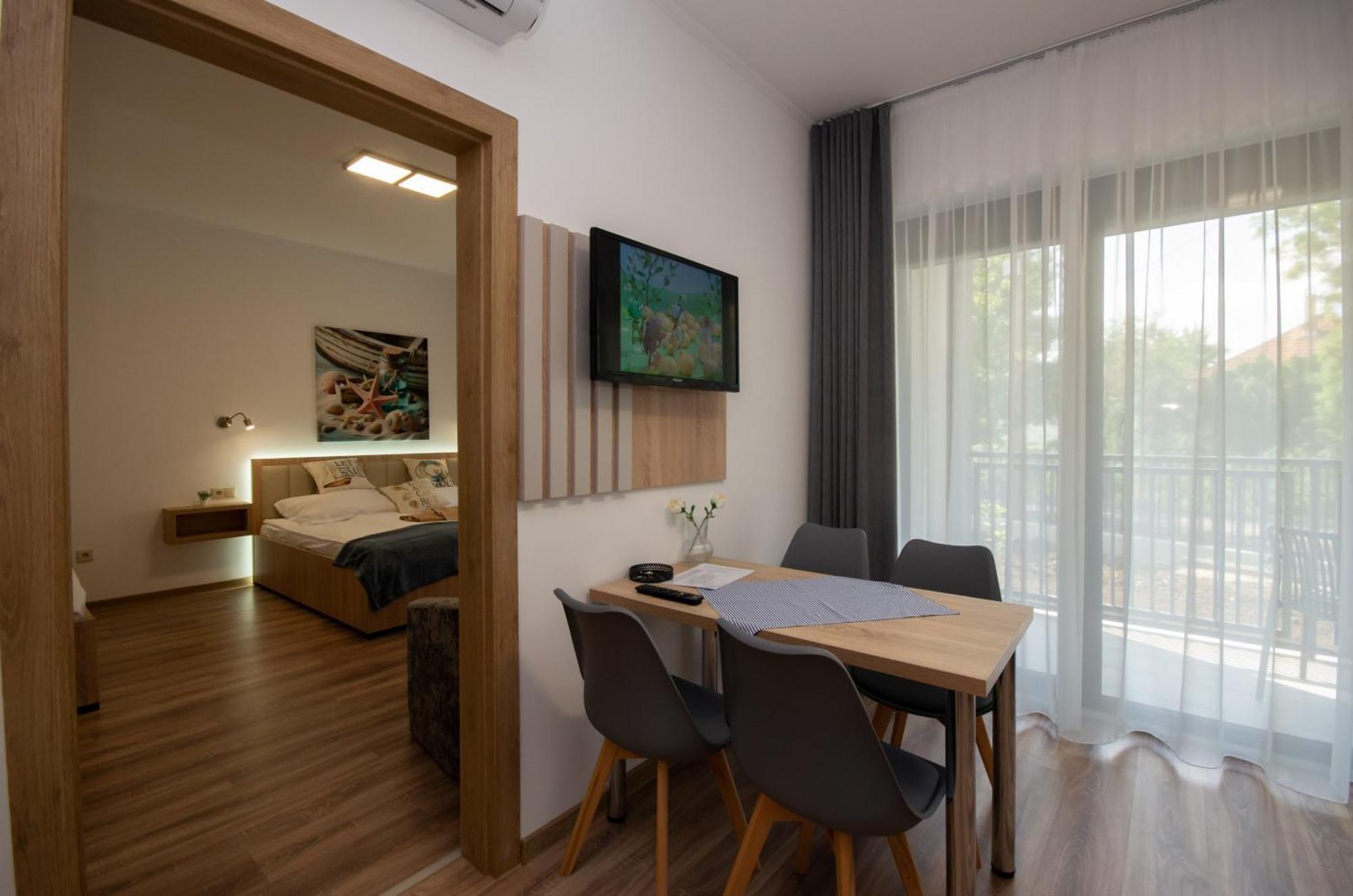 Csaladi Kikoeto Apartment *